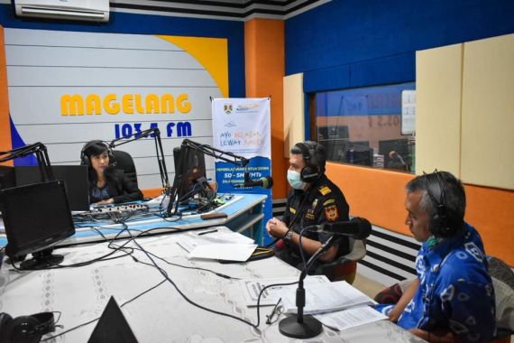 Bea Cukai Magelang Sosialisasikan Manfaat DBHCHT Lewat Radio - JPNN.COM