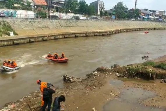 Lagi Asyik Berenang, Jaki Mubarok Hanyut di Sungai Ciliwung - JPNN.COM