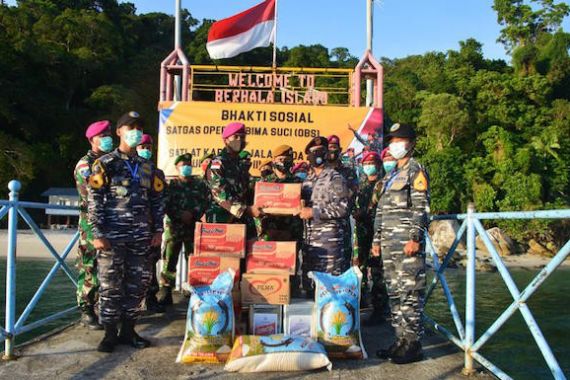Satgas Pelayaran Operasi Bima Suci Serahkan Bantuan Kepada Prajurit TNI di Pulau Berhala - JPNN.COM