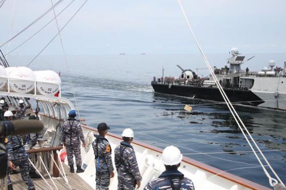 KRI Bima Suci dan KRI TUM Kompak Lakukan Ini di Selat Malaka - JPNN.COM