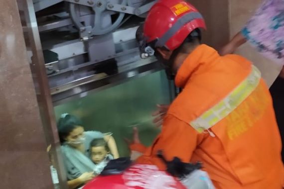 Detik-Detik Seorang Wanita dan 2 Anak Perempuan Terjebak di Dalam Lift Gedung Kimia Farma - JPNN.COM