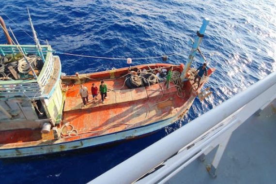 Lagi, Kapal Patroli Bakamla Menangkap 2 Kapal Ikan Vietnam - JPNN.COM