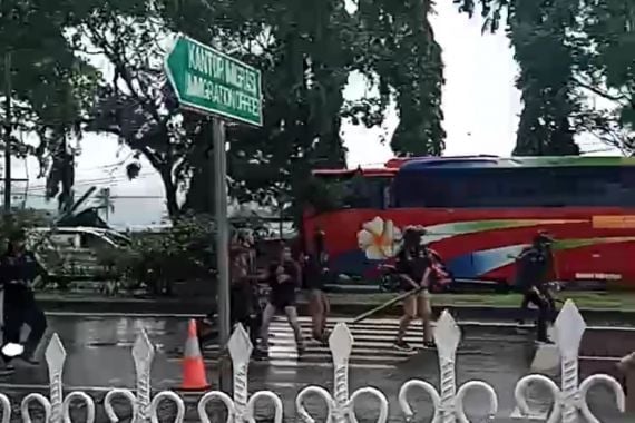 Bentrokan Berdarah Sapu Jagat vs BPPKB Banten, 4 Orang Kena Bacok - JPNN.COM