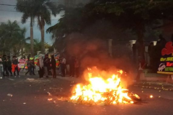 4 Pembakar Motor Polisi saat Demo Tolak UU Cipta Kerja Akhirnya Tertangkap, Nih Daftar Namanya - JPNN.COM