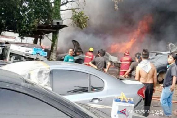 Detik-detik Puluhan Mobil di Parung Bogor Terbakar - JPNN.COM