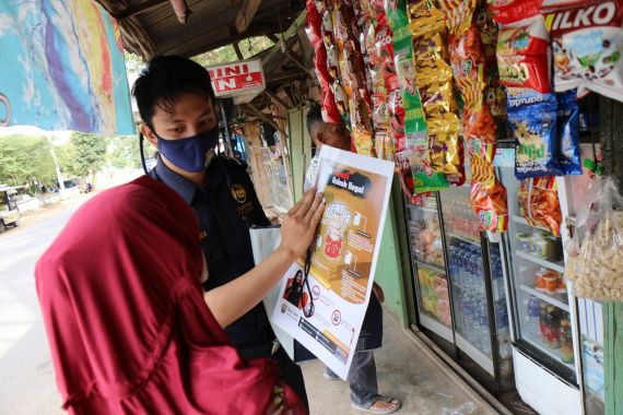 Bea Cukai Lampung Edukasi Warga tentang Bahaya Rokok Ilegal - JPNN.COM
