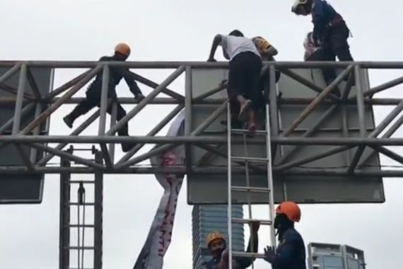 Viral, Pria Panjat Papan Rambu di Jalan Jenderal Sudirman - JPNN.COM