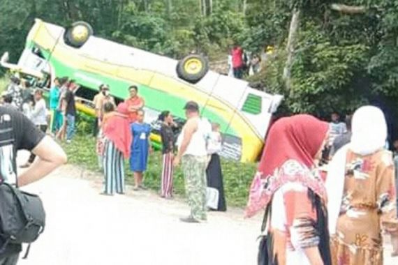 Bus Terbalik di Kawasan Objek Wisata Cinangkiak Solok, Begini Kondisinya - JPNN.COM