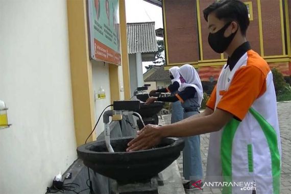 Cegah Penyebaran Covid-19, Siswa SMKN Bansari Bikin Puluhan Alat Cuci Tangan Otomatis - JPNN.COM