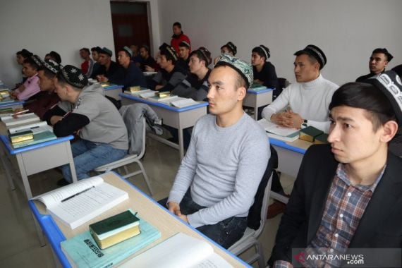 Dari Gedung Penuh Polisi Khusus, Tiongkok Tepis Isu Penindasan Muslim Uighur - JPNN.COM