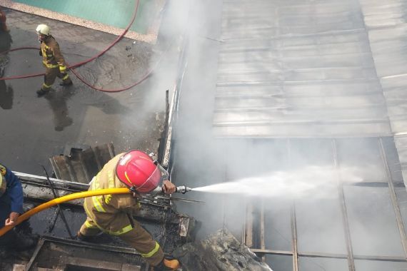 Satu Kafe di Kemang Jakarta Selatan Ludes Terbakar, 14 Mobil Damkar Dikerahkan - JPNN.COM