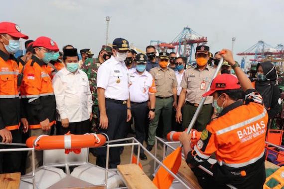 Antisipasi Banjir, Baznas Bazis DKI Jakarta Berikan 35 Unit Perahu Recycle ke Kelurahan Rawan Banjir - JPNN.COM