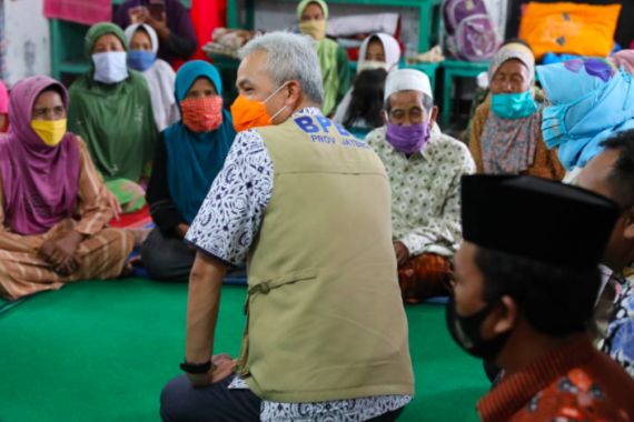 Kedatangan Pak Ganjar Bikin Ratusan Pengungsi Banjir Tersenyum - JPNN.COM