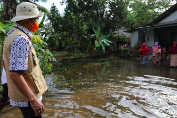 Ganjar Susah Payah Mendayung Perahu Kayu Demi Mengunjungi Ratusan Warga Desa yang Terisolir ini - JPNN.COM