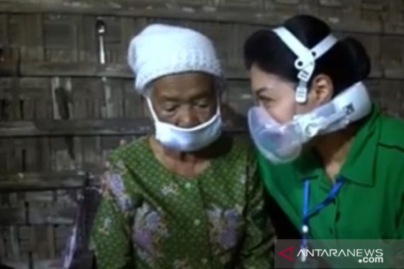 Istri Jenderal Andika Perkasa Santuni Mbah Saodah, Cukup untuk Makan Setahun - JPNN.COM