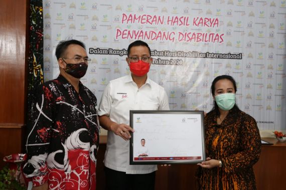 Mensos Juliari Borong Kain Batik Ciprat, Karya Penyandang Disabilitas di Temanggung - JPNN.COM