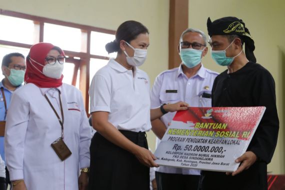 Kemensos Serahkan Bantuan Keserasian Sosial dan Kearifan Lokal di Kabupaten Kuningan - JPNN.COM