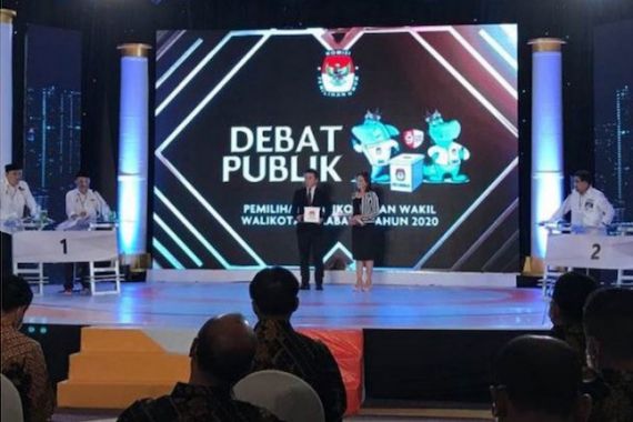 Calon Wakil Wali Kota Surabaya dari PDIP Lontarkan Kesalahan di Debat Kandidat - JPNN.COM