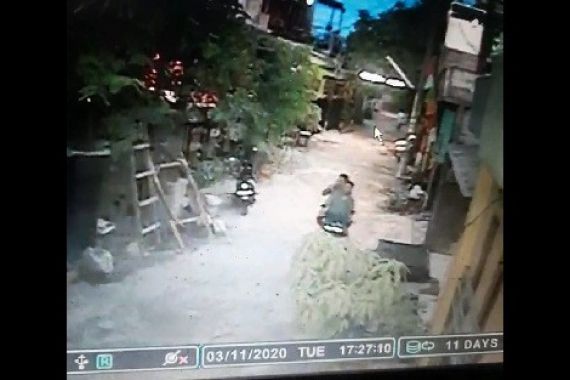 Dua Pria Berulah, Terekam CCTV, Viral, Waspada - JPNN.COM