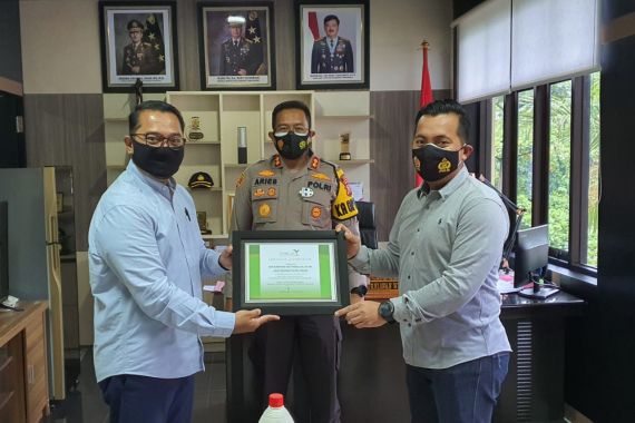 Berantas Pemalsuan Pestisida, Polres Subang Dapat Penghargaan dari Kementan dan CropLife - JPNN.COM