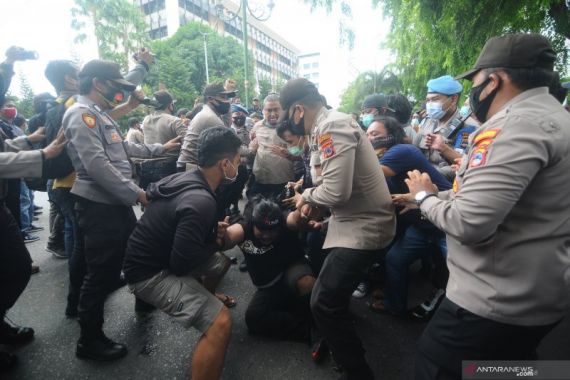 Orang Ini Bersiap Menyerang Polisi di Tengah Demo Mahasiswa, Siapa Dia? - JPNN.COM