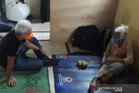 Ganjar Pranowo Sempatkan Bicara dengan Perempuan Berambut Putih di Magelang - JPNN.COM
