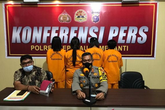 Tepergok Berbuat Dosa di Rumah, 4 Perempuan Ini Ditinggal Kabur Prianya - JPNN.COM