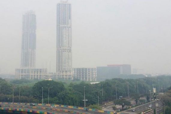 Kabut Tebal Selimuti Langit Pagi Ini, Kualitas Udara Jakarta Terburuk Kelima di Dunia - JPNN.COM