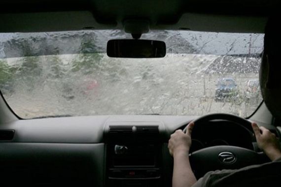 5 Tips Mencegah Stres Saat Mengemudi Mobil di Musim Hujan, Nomor 3 jangan Diabaikan - JPNN.COM