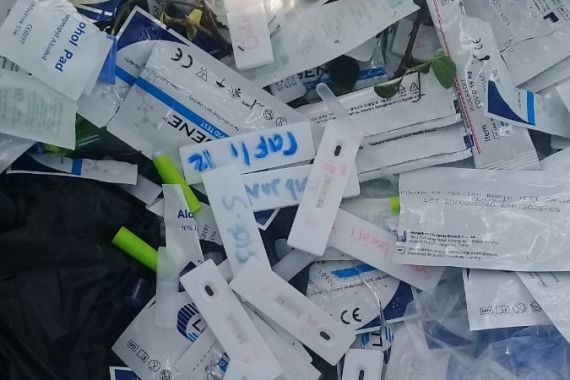 Limbah Medis di Bekasi Diduga Dibuang Klinik di Jababeka, Ada Keterangannya - JPNN.COM