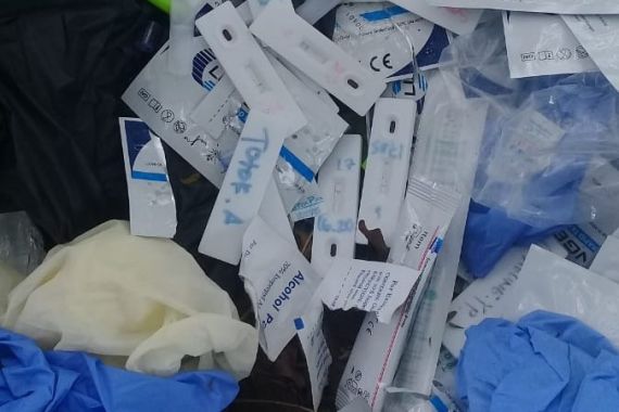 Limbah Medis yang Ditemukan Warga Bekasi di Pinggir Jalan Bekas Alat Rapid Test - JPNN.COM