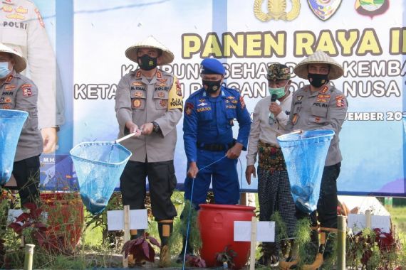 Kapolri Perintahkan Kabaharkam untuk Pantau Program Covid-19 Irjen Iqbal - JPNN.COM