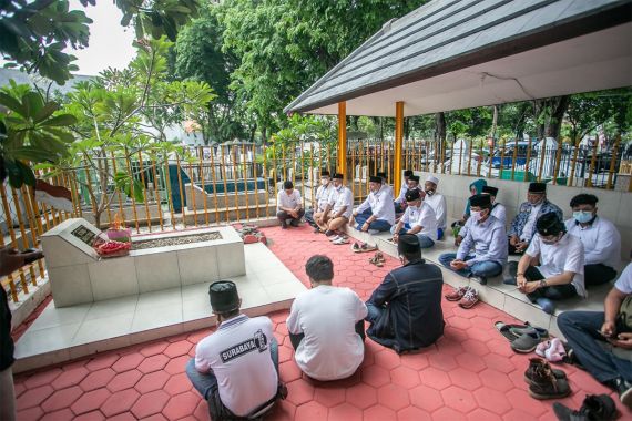 Eri Cahyadi dan Armuji Ziarah ke Makam Bung Tomo, Dokter Soetomo dan WR Soepratman - JPNN.COM