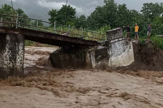 Dua Desa di Paiker Diterjang Banjir, Jembatan Putus, Sawah Rusak, Warga Diminta Waspada - JPNN.COM