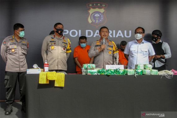Diwarnai Tabrakan dan Tembakan, Polda Riau Bongkar Sindikat Sabu-Sabu Kelas Kakap - JPNN.COM