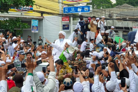 Ups! Prediksi Mahfud MD Meleset, Massa yang Jemput Habib Rizieq Sampai 3 Juta Orang Lho - JPNN.COM