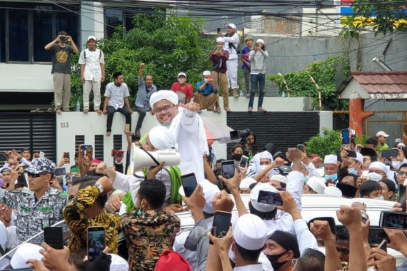 Disambut Massa FPI di Petamburan, Habib Rizieq Tersenyum Lebar - JPNN.COM