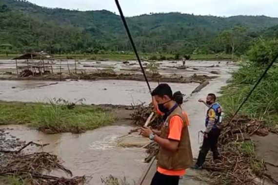 Lahan Pertanian di Paiker Empat Lawang Rusak Diterjang Banjir - JPNN.COM