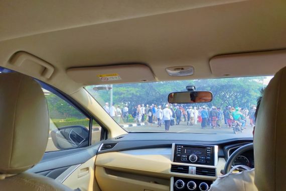 Masyaallah, Massa Penjemput Habib Rizieq Rela Jalan Kaki Menuju Bandara - JPNN.COM