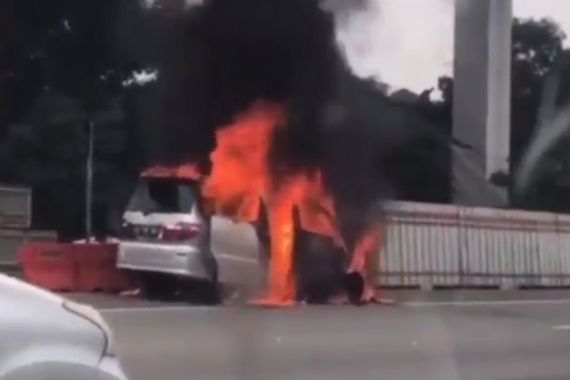 Mobil Alphard Ludes Terbakar di Tol Jagorawi - JPNN.COM