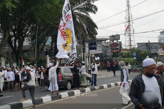 Ribuan Massa Menyambut Habib Rizieq Pulang, Jalan KS Tubun Sampai Tertutup - JPNN.COM