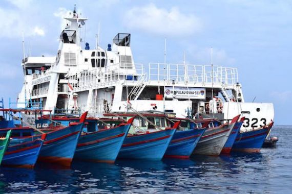 Gegara Cuaca Buruk, Puluhan Perahu Nelayan Kepung KN Pulau Dana - JPNN.COM
