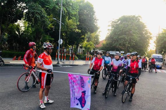 Armuji Lepas Pesepeda Wanita yang Mengampanyekan Kondisi Bali - JPNN.COM
