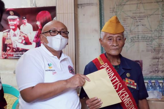 Kemensos Bersilaturahmi dan Berikan Tunjangan Kehormatan kepada Perintis Kemerdekaan - JPNN.COM