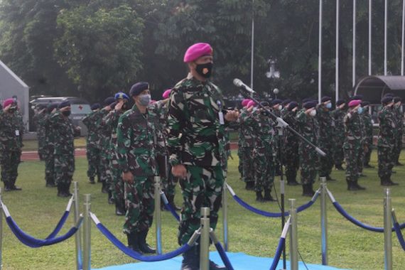 Kolonel Marinir Umar Farouq Berdiri di Depan Pasukan, Ada Momen 60 Detik - JPNN.COM