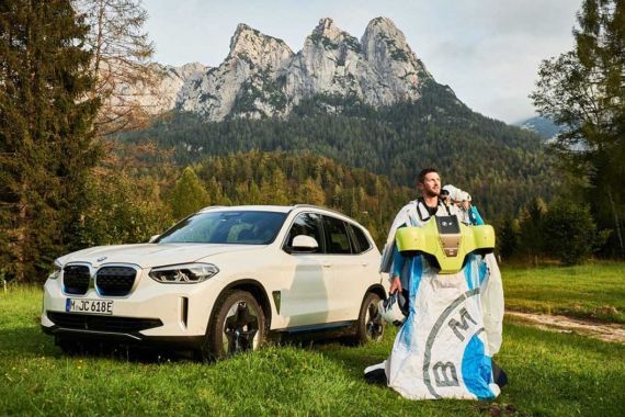 BMW Wujudkan Manusia Terbang Melalui Jubah Elektrik - JPNN.COM
