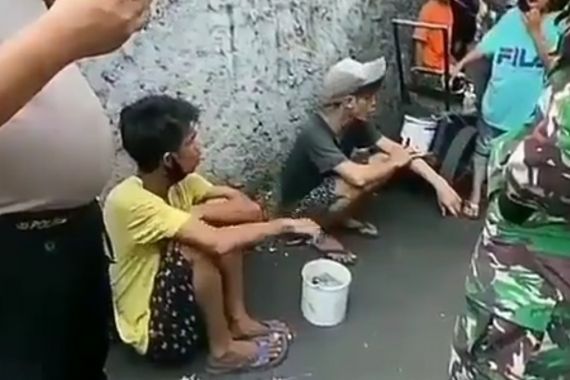 Terpergok Mencuri Handphone, Dua Pengamen Ondel-ondel Ditangkap Warga, Nih Tampangnya - JPNN.COM