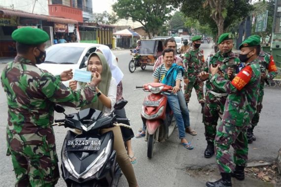 Tentara di Medan Baik Banget Sampai-Sampai Memasangkan Masker Kepada Seorang Gadis - JPNN.COM