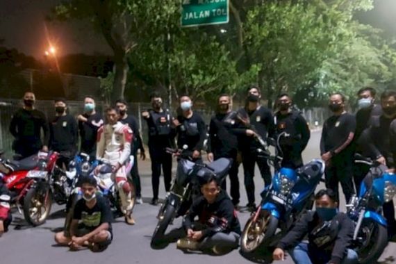Detik-detik Penangkapan 7 Pemuda di Jakarta Barat, Nyaris Melarikan Diri - JPNN.COM