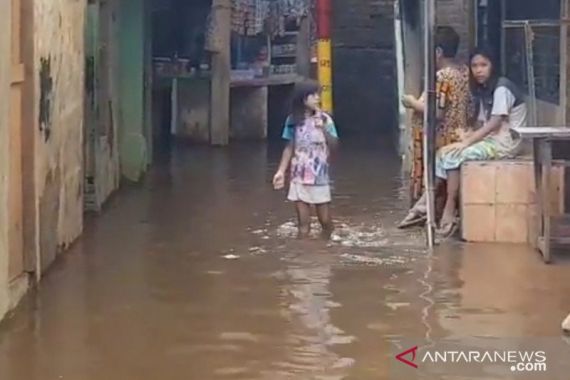 Warga Kebon Pala Jaktim Kedatangan 'Tamu Tak Diundang' - JPNN.COM